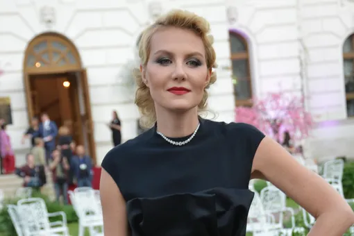 «Не косметика красит»: 54-летняя Рената Литвинова выложила фото без макияжа