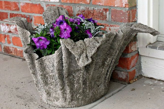 Необычные дачные вазы из цемента и полотенец — ни у кого из соседей таких ещё нет!