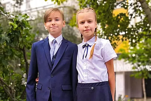 Антон и Саша перед школьной линейкой