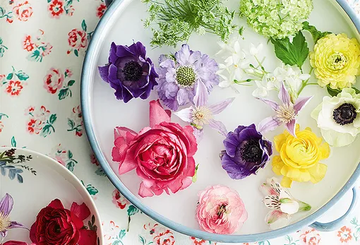Ирисы и тюльпаны не подойдут. Для композиции в тарелке хороши цветы с плоской головкой: маки, лилии, розы, анемоны, клематисы.