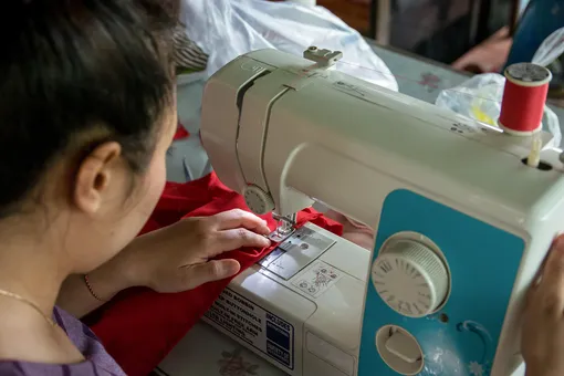 Швейно-вышивальная швейная машина в работе