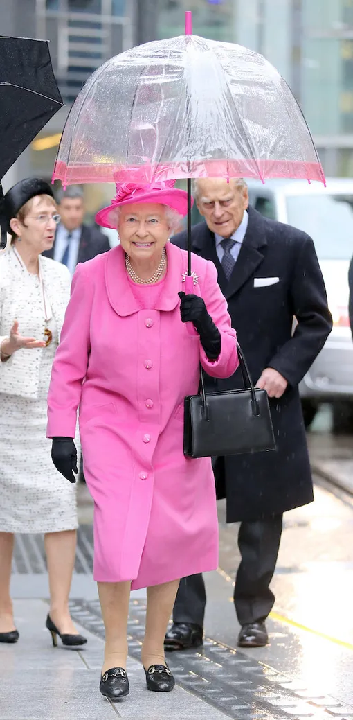 Даже зонтик Елизаветы II подбирали под цвет наряда.