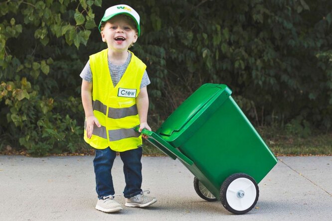 Трехлетний мальчик мечтает стать уборщиком мусора — и уже даже начал обучение