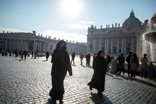 «Ватикан — это мир мужчин»: монахини начали флешмоб против насилия священников