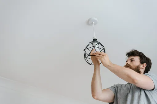 Замена лампочки на энергосберегающую поможет экономить электроэнергию день за днём фото