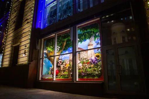 ЦДМ обновил уличные витрины в сказочном и интерактивном стиле