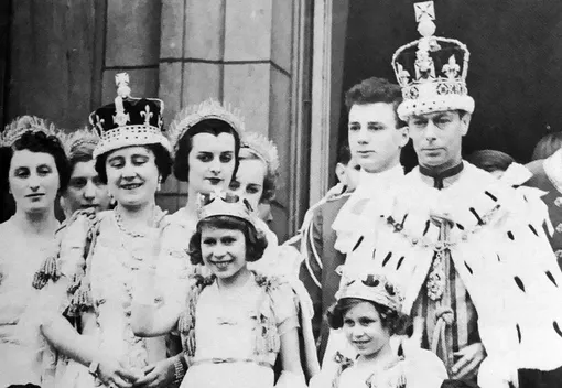 Фото Елизаветы II во время коронации ее отца Георга VI.