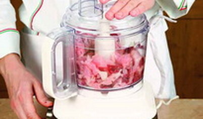 Мясные ингредиенты нарежьте на кусочки и измельчите в комбайне или пропустите через мелкую решетку мясорубки.