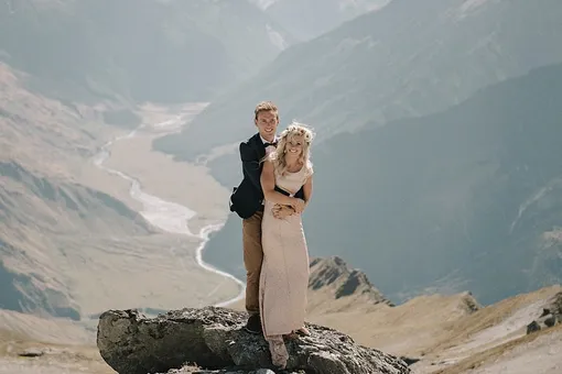 Эта пара свою свадьбу не забудет никогда. Фотограф увез молодоженов на ледник