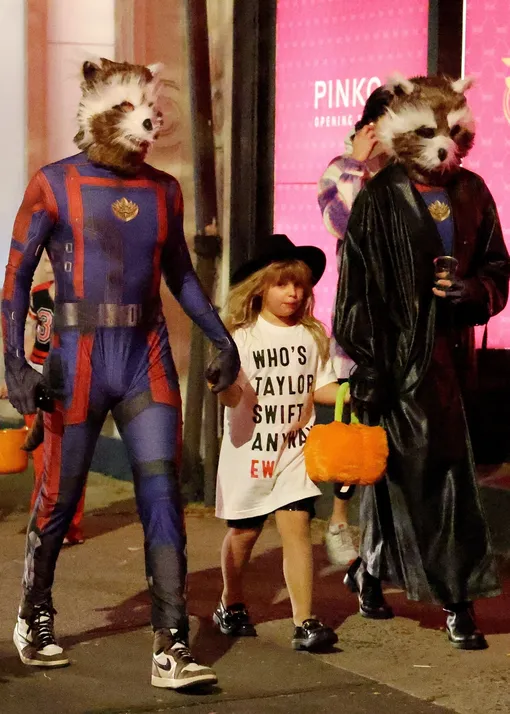 Брэдли Купер и Ирина Шейк в костюме Реактивного Енота с дочерью Леа в образе Тейлор Свифт