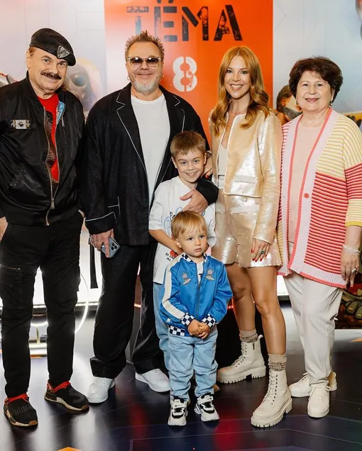 Владимир Пресняков и Наталья Подольская с сыновьями и родителями