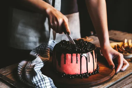 Шоколадный пирог с чёрной смородиной: вкусно даже произнести