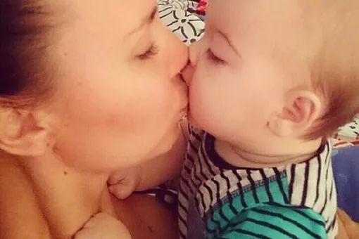 Мамы протестуют против совета не целовать детей в губы