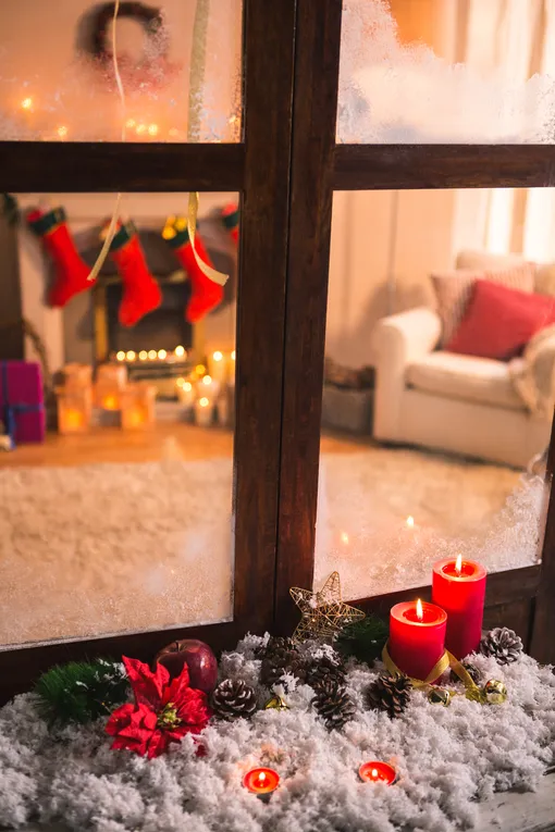 Закопайте в снег шишки, свечки, елочные веточки, чтобы создать праздничное настроение