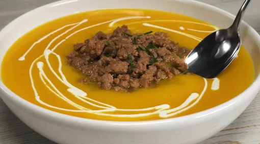 Кулинар канала «Всегда вкусно!» на YouTube украсил блюдо сметаной