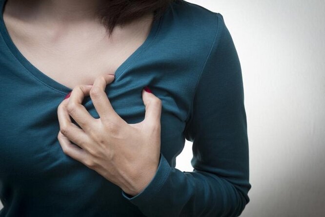 Боль или чувство сдавливания в груди — ранние признаки сердечного приступа у женщин
