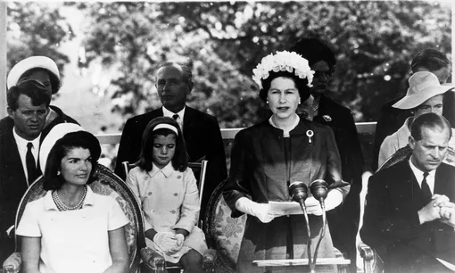 Елизавета II на открытии мемориала в честь Джона Кеннеди в 1965 году