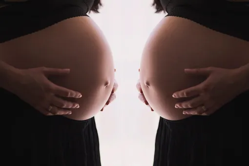«Как он мог?» Близняшки забеременели от жениха мамы с разницей в два месяца