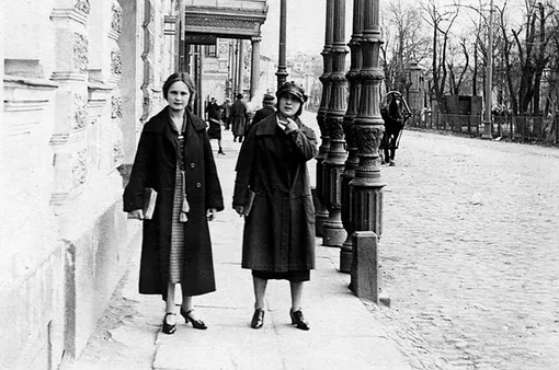 девушки на улице во времена СССР