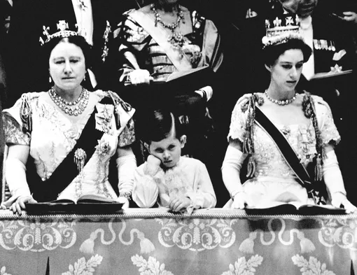 Маленький принц Чарльз с бабушкой и тётей, принцессой Маргарет, на коронации матери