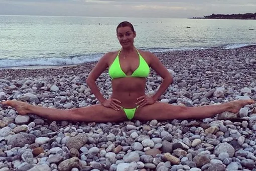 40-летняя Анастасия Волочкова в откровенном бикини показала, как начинается ее утро