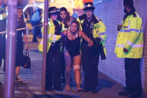 На концерте Арианы Гранде в Манчестере погибло по меньшей мере 20 человек, среди них дети