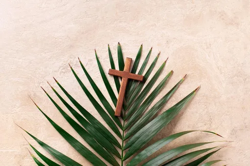 Пальмовый лист и крест (католический символ Вербного воскресенья)