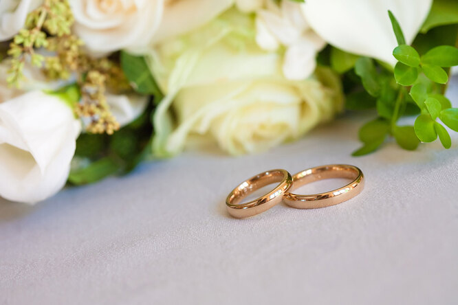 Блестящие отношения: 24 года супружества — «атласная свадьба», как отмечать
