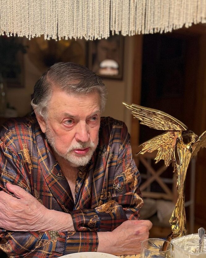 Александр Ширвиндт с премией «Ника» Александр Ширвиндт с премией «Ника» фото