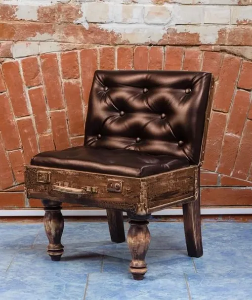 Кресло из старого чемодана