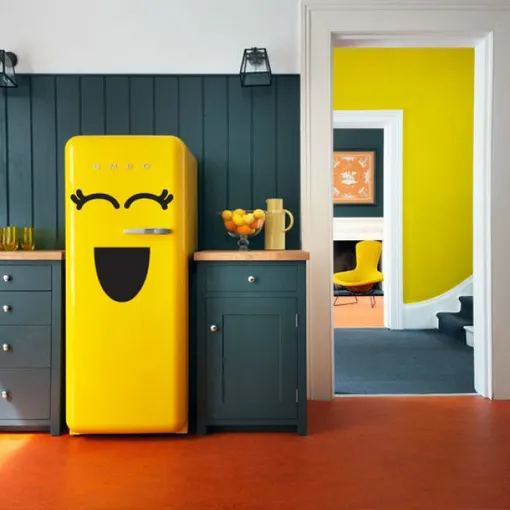 Как обновить холодильник: жёлтая краска и наклейки