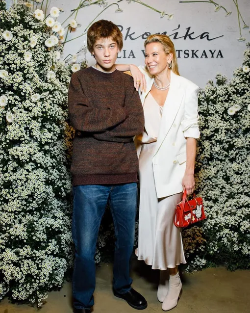 Юлия Высоцкая с сыном Петром Кончаловским фото