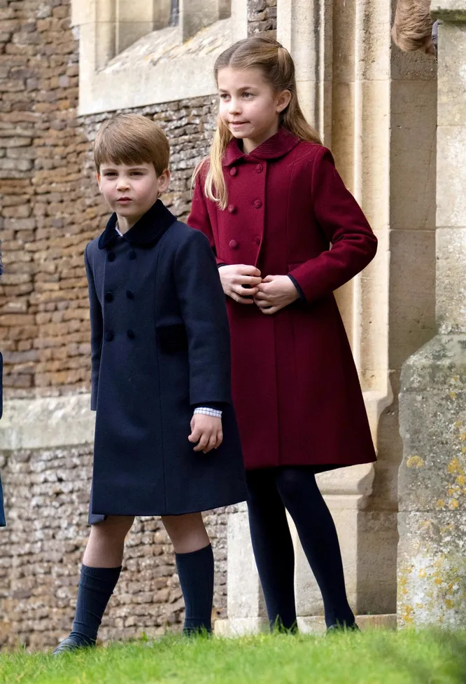 Принц Луи со старшей сестрой, прицессой Шарлоттой, после рождественской службы в 2022 году