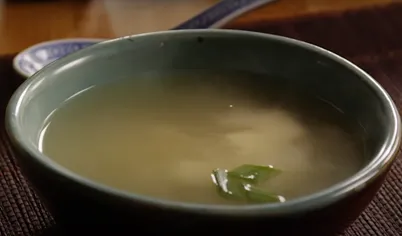 Добавьте лук и тофу, и можно подавать мисо-суп к столу.