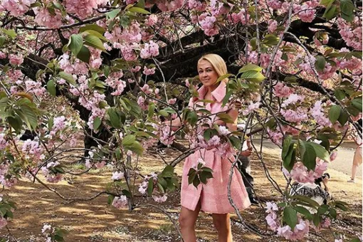Яна Рудковская позирует в цветущих садах сакуры