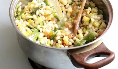 Для супа нарежьте стебли сельдерея, картофель, цукини, порей и чеснок. Обжарьте в кастрюле на разогретом масле, 5 минут. Добавьте стручковую фасоль HORTEX, зажарку, вареную белую фасоль и ее отвар, овощной бульон, доведите до кипения.