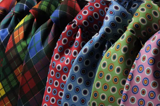 набор разноцветных галстуков