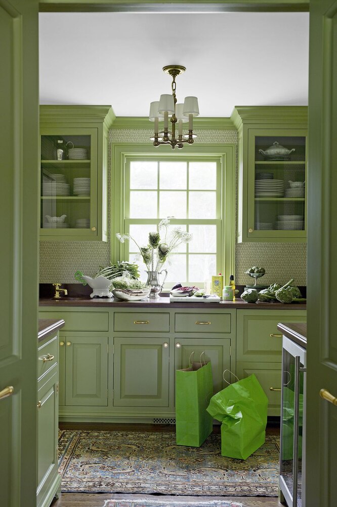 Зелёный цвет позволяет оформить монохромный интерьер кухни