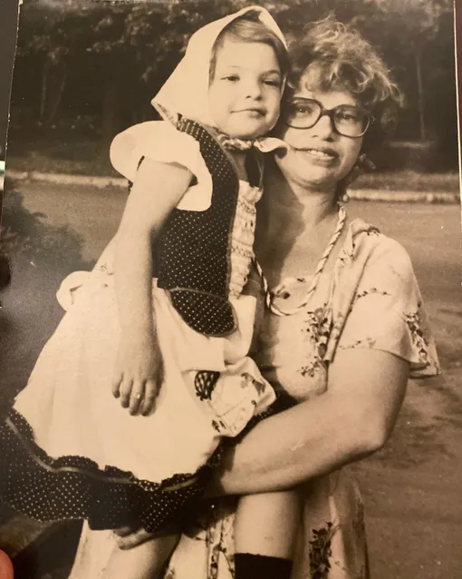 Регина Бурд в детстве с мамой (архивное фото)