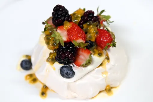 Пирожное Павлова с ягодами и маракуйей – идеальный десерт на 14 февраля
