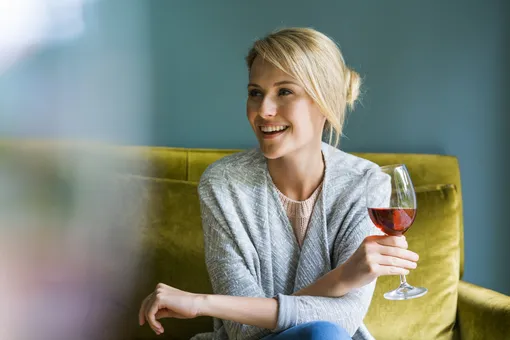 Зачем нужен аперитив, как нюхать пробку, правильно держать бокал вина и другие тонкости алкогольного этикета