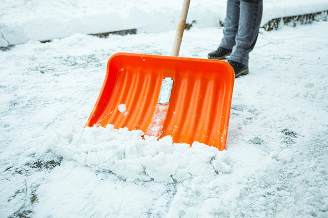 Врачи предупреждают: чистить дорожки от снега небезопасно