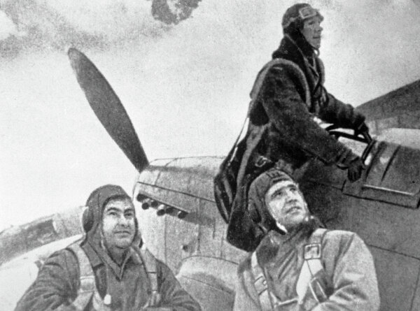 Летчики готовятся к вылету. Крайний слева — Герой Советского Союза летчик Алексей Маресьев