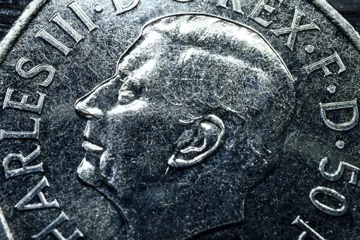 Портрет Карла III на новой монете 50 пенсов фото