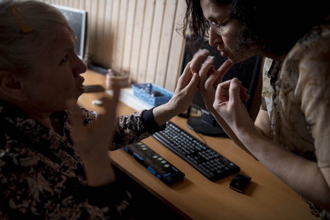 Алевтина и преподаватель по компьютерной грамотности Нина. Фото: Дарья Козырева для ТД