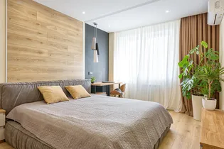 Узорные подушки и древесные оттенки: 10 идей, как преобразить спальню с помощью цвета
