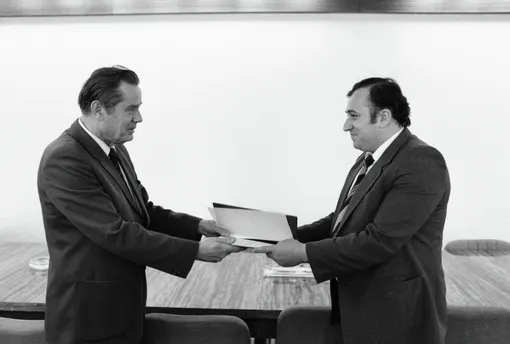 Председатель НОК СССР Марат Грамов (слева) вручает грамоту ЮНЕСКО Шаваршу Карапетяну, экс-чемпиону мира по скоростному подводному плаванию