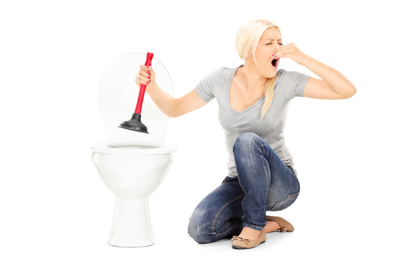 Смывать обиду. Реклама для чистки туалета. Реклама унитаза. Гигиена женщины. Женщина на фоне унитаза.