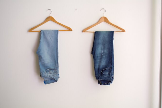 Лайфхак: простой способ вешать брюки на вешалку так, чтобы не оставалось складок