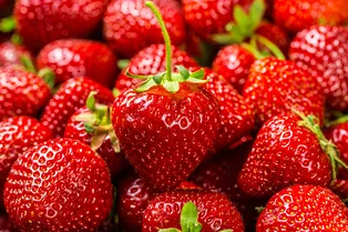 Что нужно клубнике весной: сделайте одно дело и летом ягоды посчитаете в килограммах